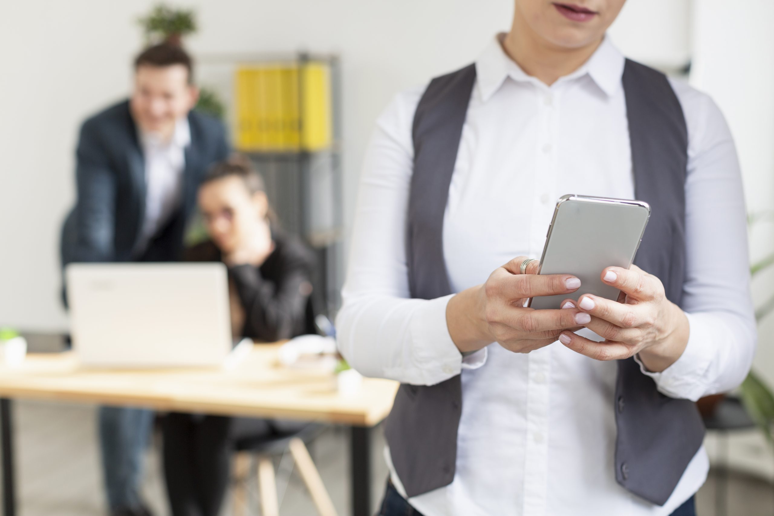mujer adulta comprobando el telefono movil scaled